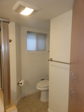 Building Photo - Spacious 2 Bedroom/ 1 bath lower unit in D...