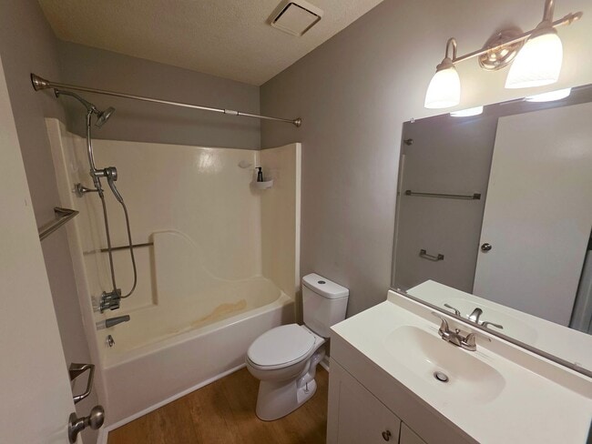 Building Photo - 3 Br 2 BA in Spring Villa