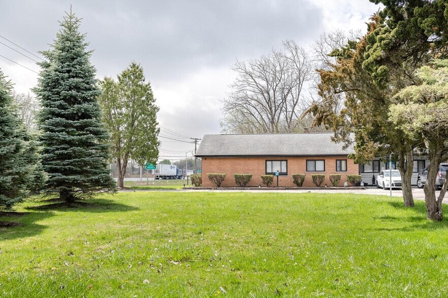 Building Photo - 18732 Dix Toledo Rd