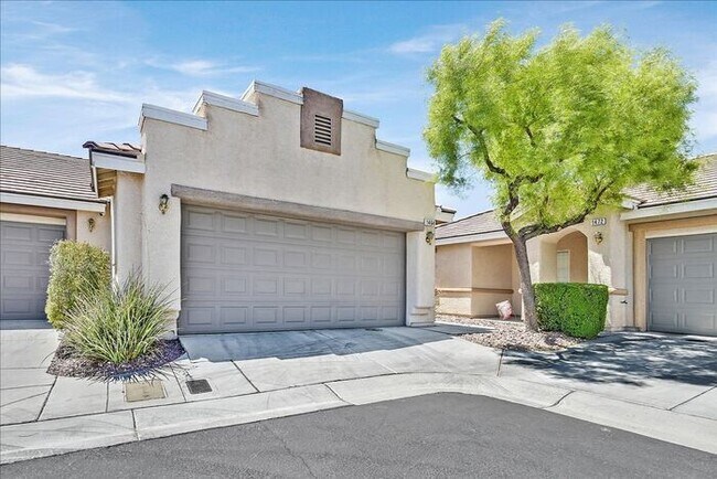 Building Photo - Stunning 3-Bedroom Townhome with Spacious Backyard & Fireplace