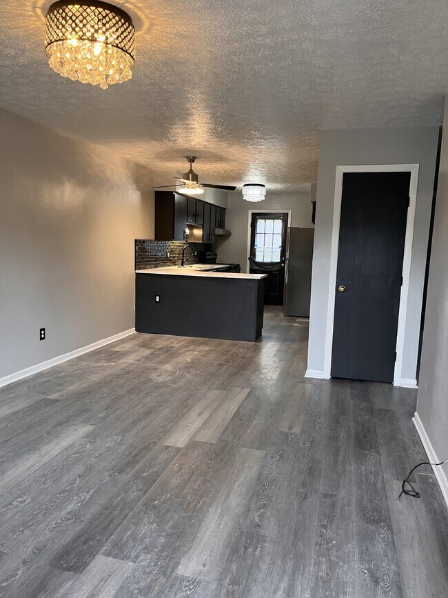 Building Photo - 5174-5174 Belle Isle Dr