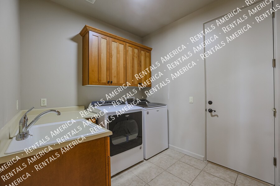 Building Photo - 14731 E Dixileta Dr