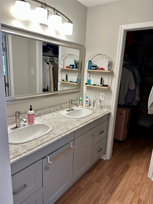 Building Photo - 16007 Mill Point Dr