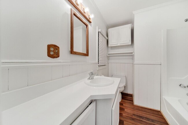 Building Photo - Wonderful Three Bed Two Bath Home in Stanf...