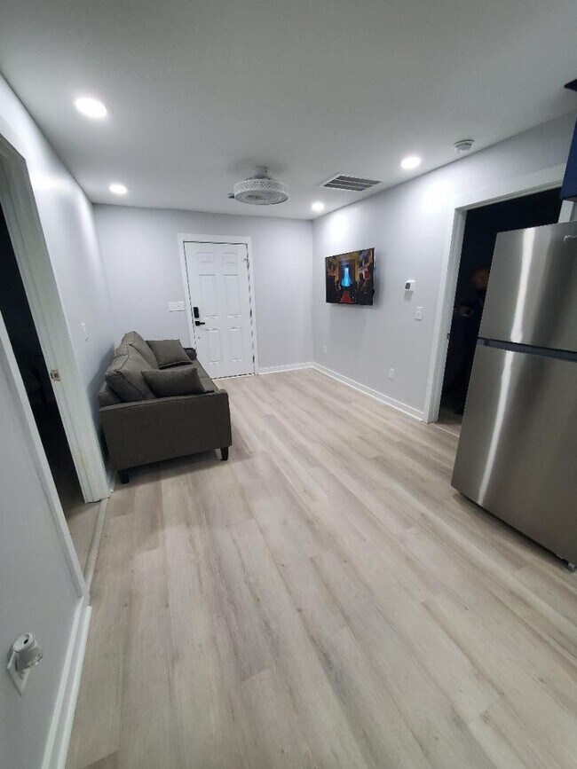 Building Photo - 294 Quick St