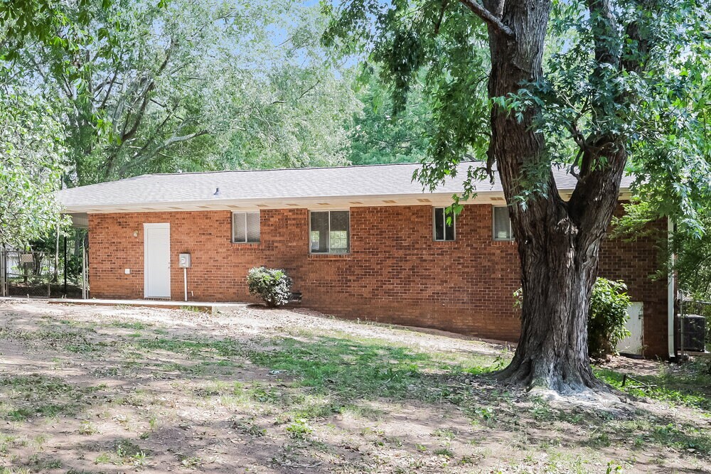 Building Photo - 1556 Wren Rd