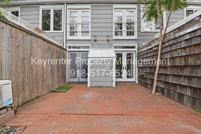 Building Photo - 2 Bed 2.5 Bath Right off Cherry Street!!