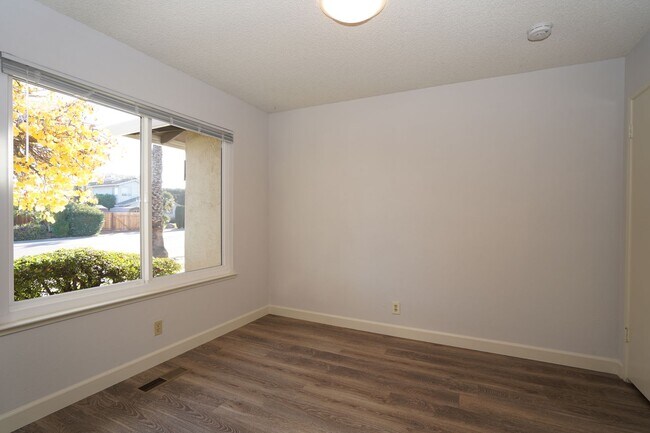 Building Photo - Beautiful Single Family Home in Desirable ...