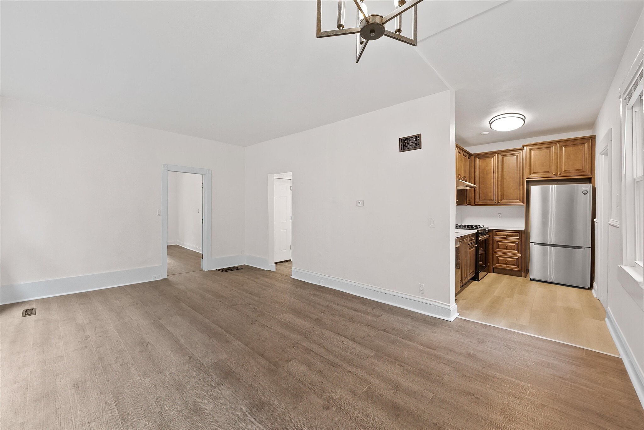 Building Photo - 2026 E Kenilworth Pl