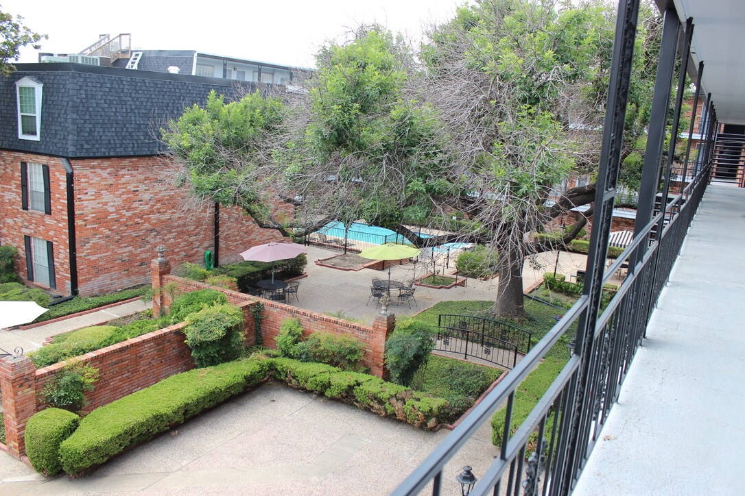 Building Photo - 8401 N New Braunfels Ave