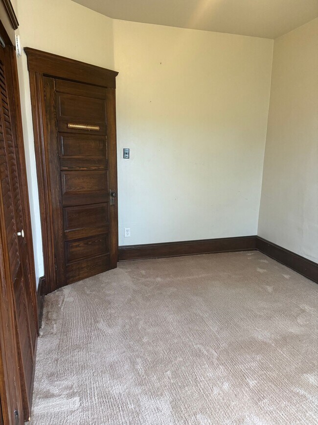 Building Photo - 2 bedroom available in Kingston!