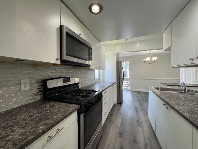 Building Photo - Relaxing 3 Bed 2.5 Bath Single Family Home...