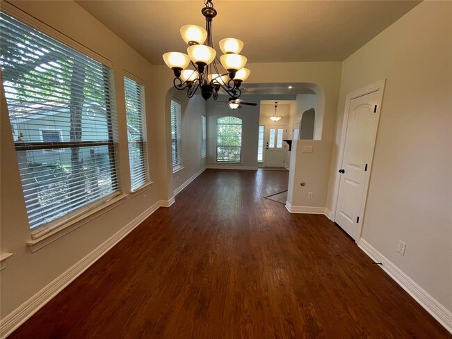 Building Photo - 1806 Crown Dr