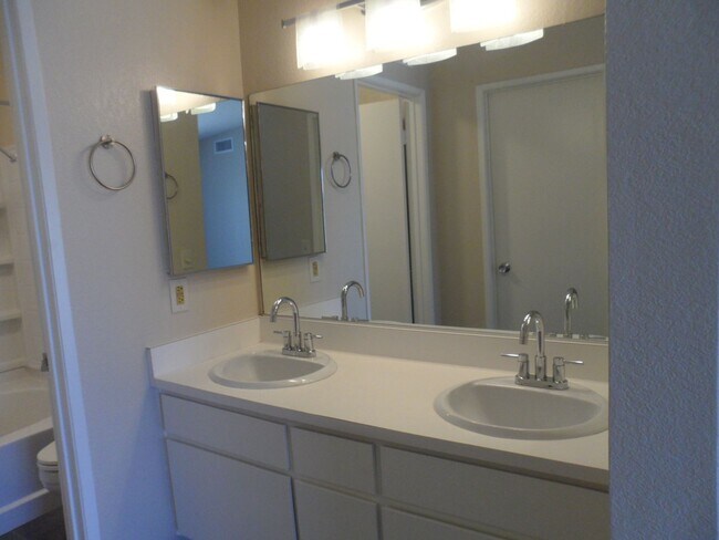 Building Photo - Spacious 2 Bed/2 Bath Home In Cathedral City!