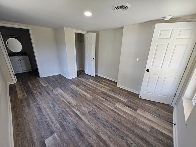 Building Photo - 3-Bedroom 2 Bath, 2-story home ready for you to call home with move in special pricing!