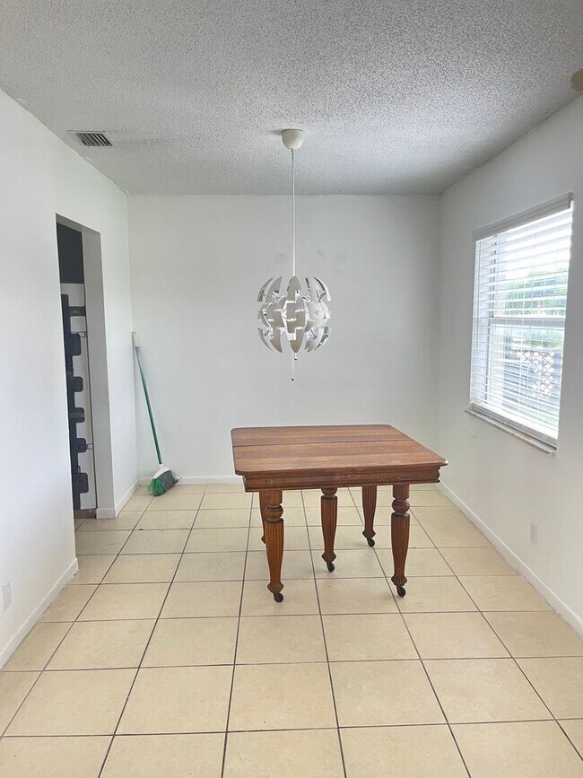 Building Photo - No HOA Fees!  Great location 4 bedroom house in Boca Raton!  Free Internet!