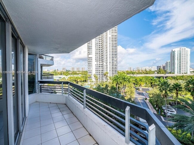 Building Photo - 3600 Mystic Pointe Dr
