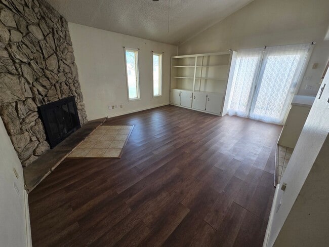 Building Photo - Adorable 3 Bed/2 Bath Paseo Village Townhome