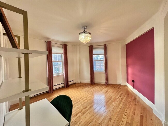 Building Photo - 1454 Beacon St