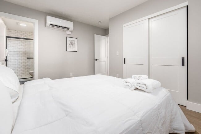 Building Photo - 494 Forest St