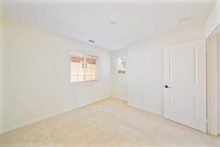 Building Photo - 372 Cardinal Ln