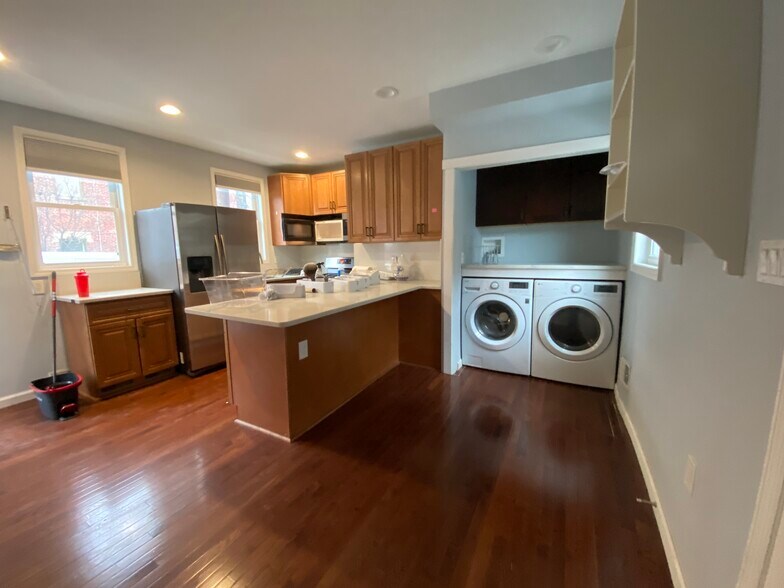 Building Photo - 4416 Plummer St