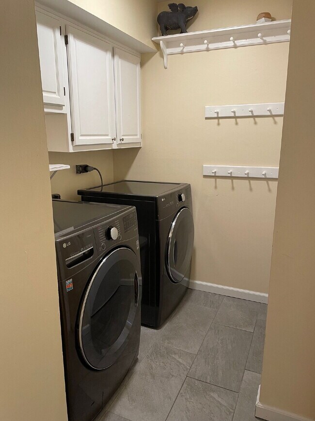 Building Photo - A Perfect Blend of Comfort and Convenience