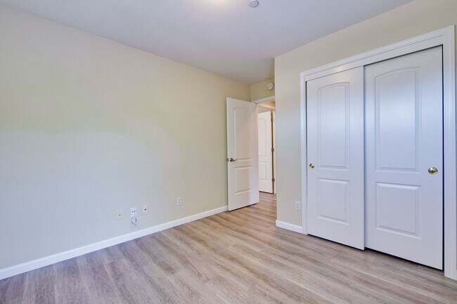 Building Photo - Awesome Home Located in a Quiet Tree Line Neighborhood