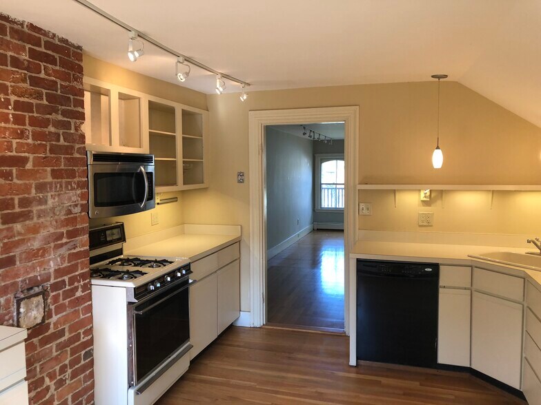 Building Photo - 35 Greenough Ave