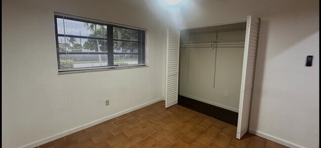 Building Photo - 4900 SW 103rd Pl