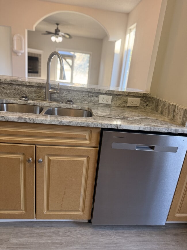 Building Photo - 407 16th St