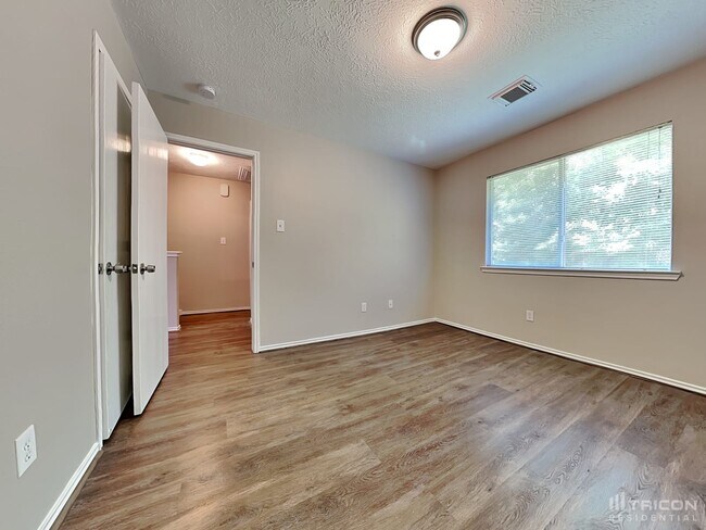 Building Photo - 33107 Cottonwood Bend