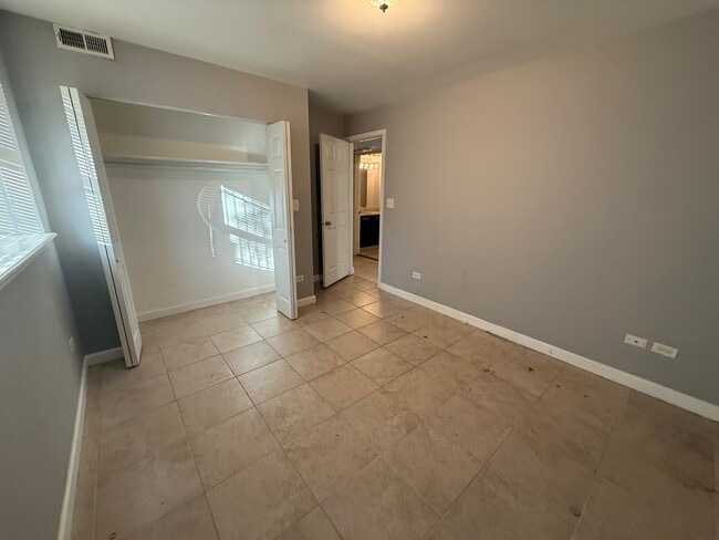 Building Photo - 6954 N Greenview Ave