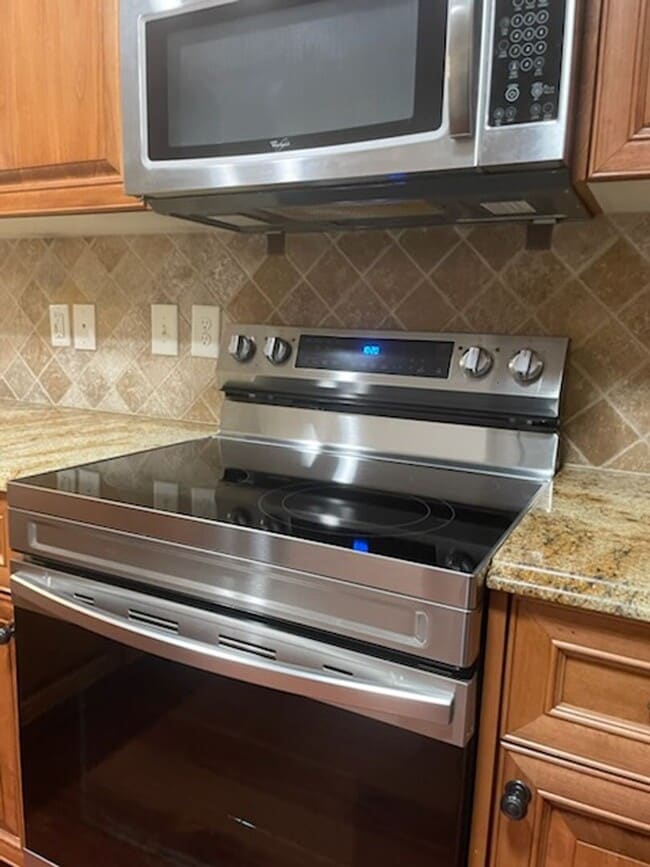 Building Photo - GORGEOUS EXECUTIVE TOWNHOME IN GATED COMMUNITY