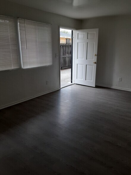 Building Photo - 833 W 79th St