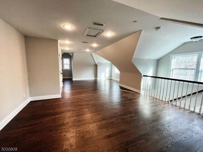 Building Photo - 7 N Ridge Cir