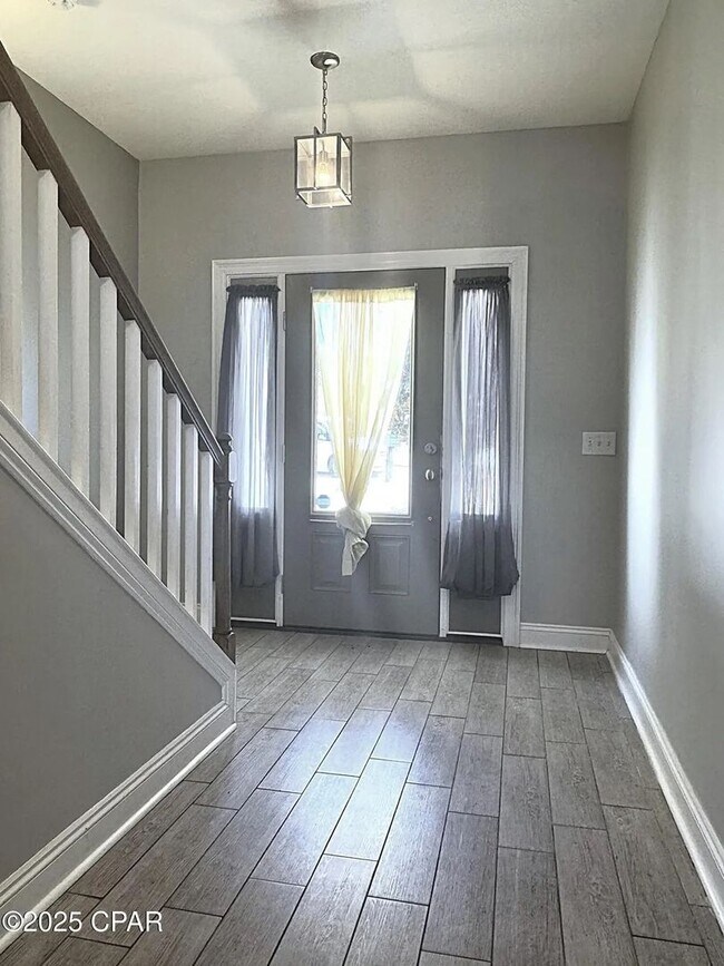 Building Photo - 4 bed 2.5 bath with Garage