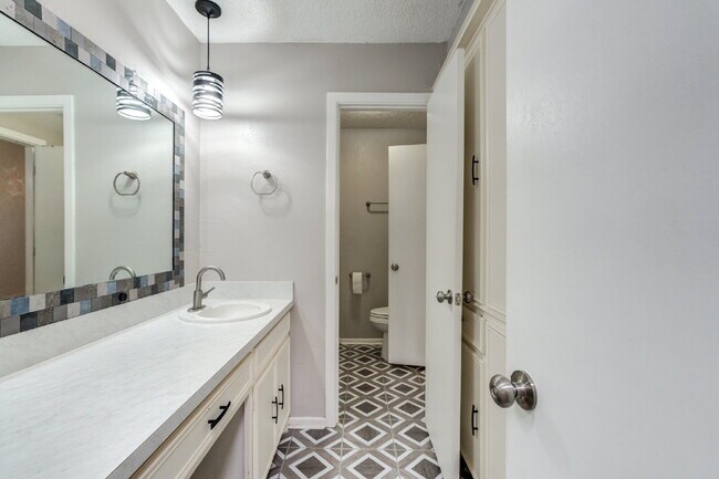 Building Photo - Renovated Three-Bedroom home in Central Lu...
