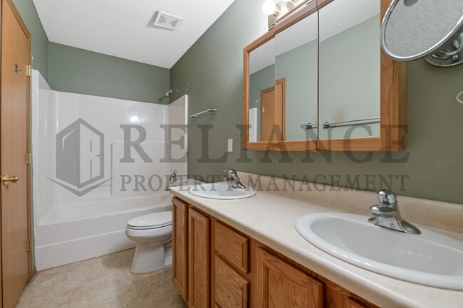 Building Photo - 5915 E Pembrook Cir