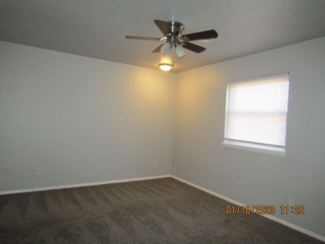 Building Photo - Great home located on the eastside, walking distance to MacArthur Schools.