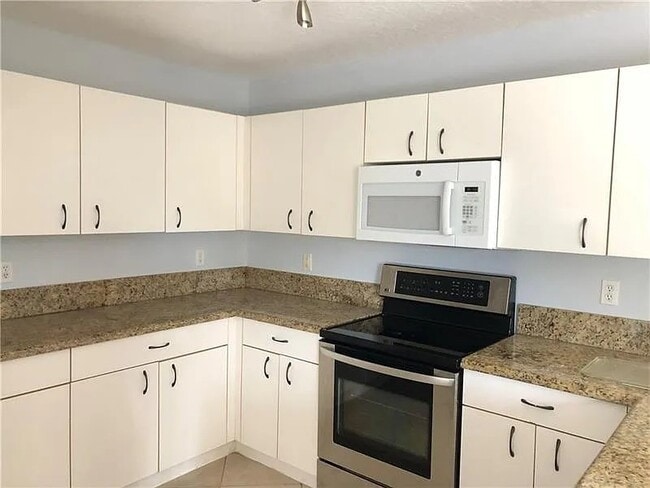 Building Photo - 4050 Eastridge Dr