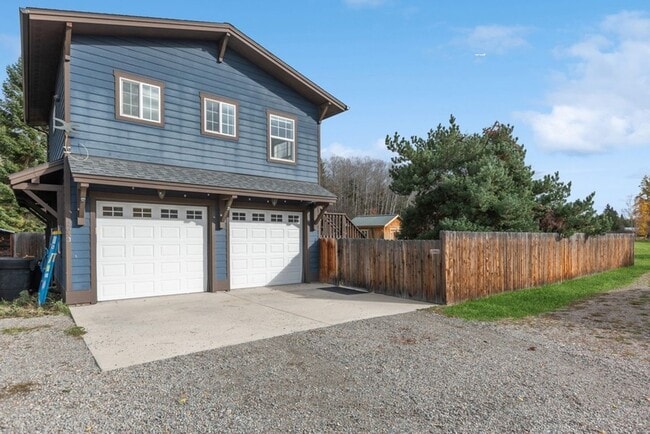 Building Photo - 2 bedroom, 1 bath apartment, close to downtown Whitefish