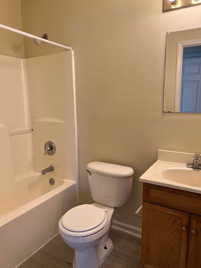 Building Photo - Two bedroom, 1 bath Apartment in Burlingto...