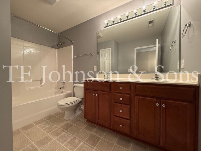 Building Photo - Spacious 4 Bedroom Home with Fenced Yard & Two Car Garage in Clemmons
