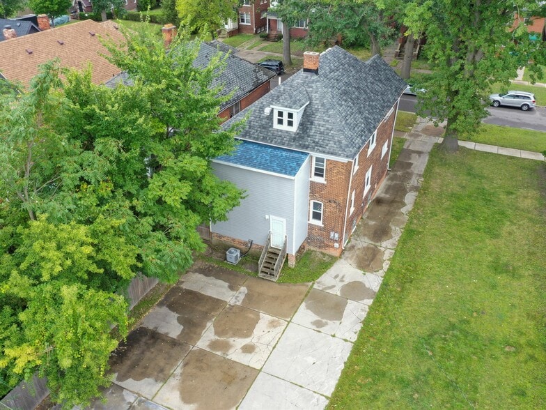 Parking in private driveway - 1202 Lawrence St