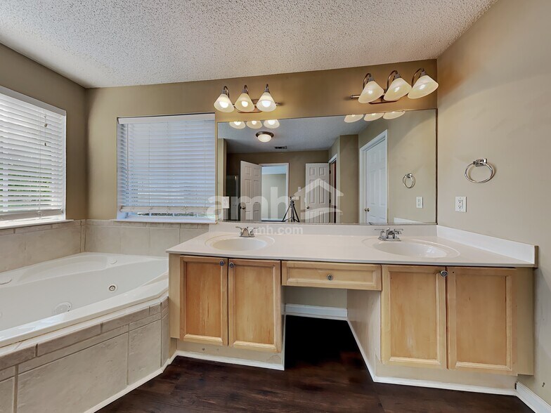 Building Photo - 6004 W Rosie Ln SE