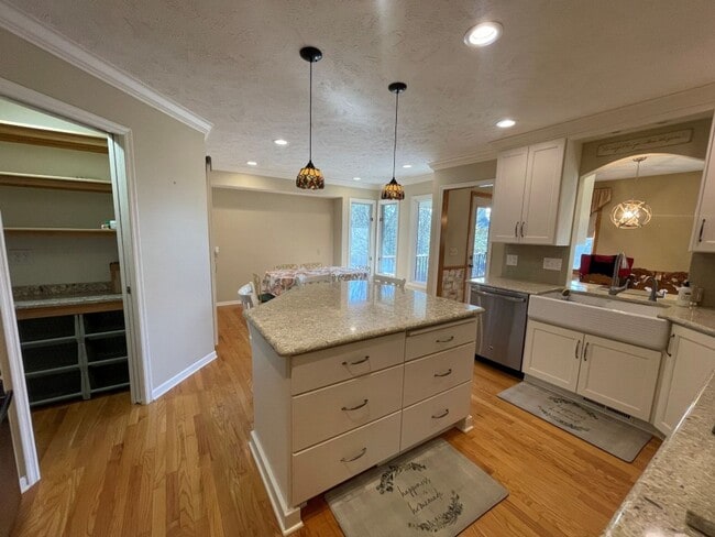 Building Photo - Home For Rent Bellevue.