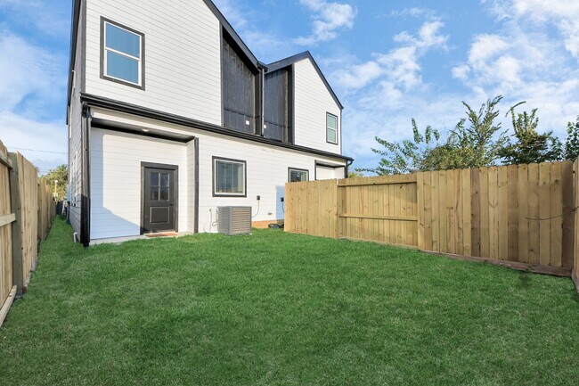 Building Photo - 8533 Amadwe St