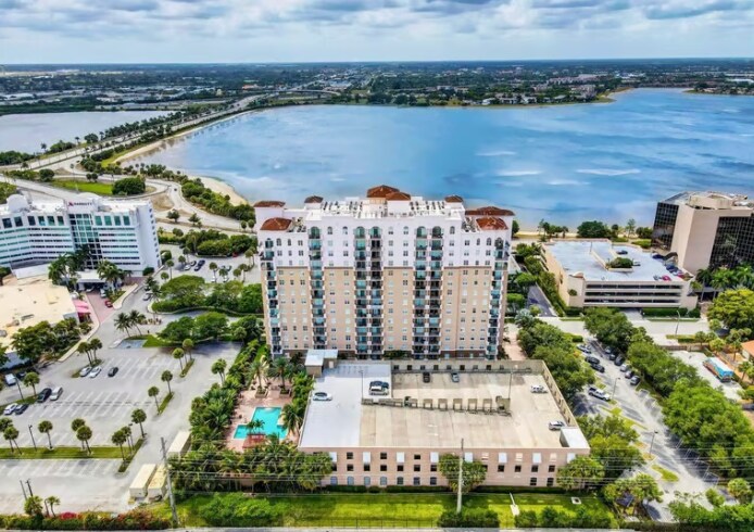 Building Photo - 616 Clearwater Park Rd