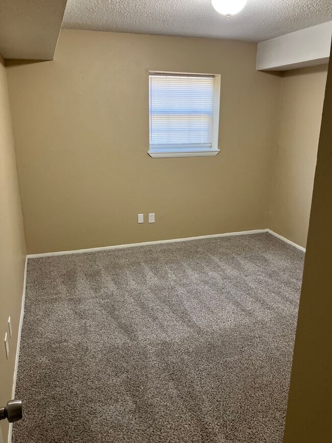 Building Photo - 2 bedroom 1.5 Bath